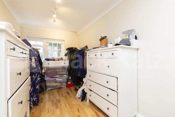 Stunning spacious two bed garden flat within a period house by Regents Park. Oval Road, Regents Park / Camden 